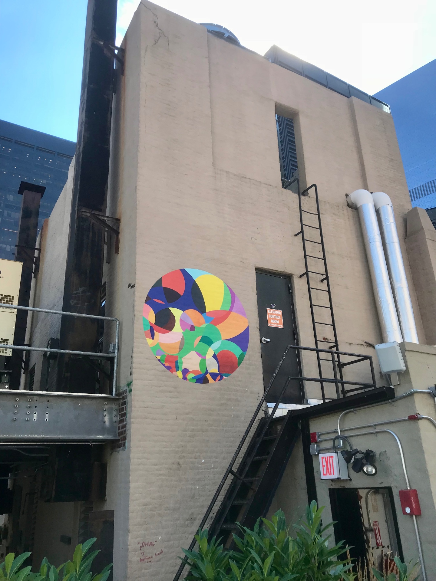pOrtAL, 2018 — site-specific mural of overlapping multicolor circles on a service façade at 17 John Street in the Financial District, Lower Manhattan, New York, by Hannes Bend; part of the CircUlaR Series